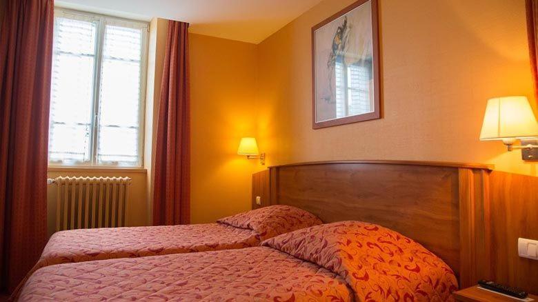 Logis Hotel De France Restaurant Grill Domfront  Bagian luar foto