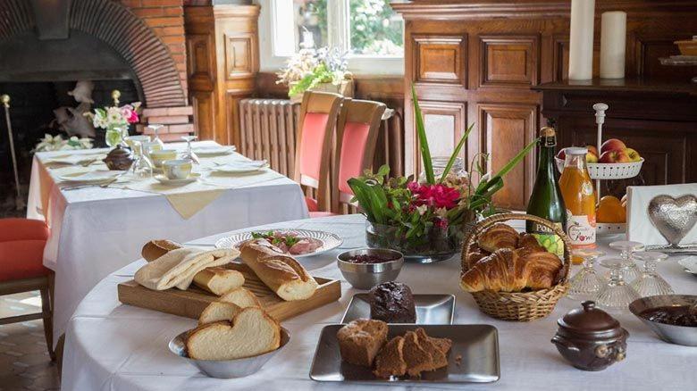 Logis Hotel De France Restaurant Grill Domfront  Bagian luar foto